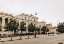 Codzienność w II Rzeczypospolitej jak żyło się w kraju między biedą Kresów a luksusem wielkich miast Kamienica Dom Polonii przy cichej ulicy w Warszawie