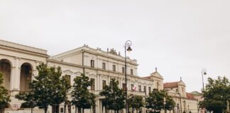 Kamienica Dom Polonii przy cichej ulicy w Warszawie