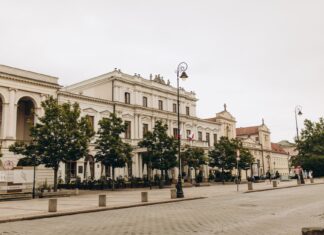 Codzienność w II Rzeczypospolitej jak żyło się w kraju między biedą Kresów a luksusem wielkich miast Kamienica Dom Polonii przy cichej ulicy w Warszawie