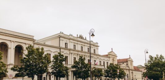 Codzienność w II Rzeczypospolitej jak żyło się w kraju między biedą Kresów a luksusem wielkich miast Kamienica Dom Polonii przy cichej ulicy w Warszawie