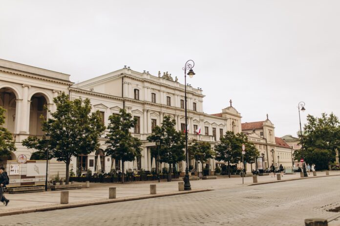 Kamienica Dom Polonii przy cichej ulicy w Warszawie Kamienica Dom Polonii przy cichej ulicy w Warszawie