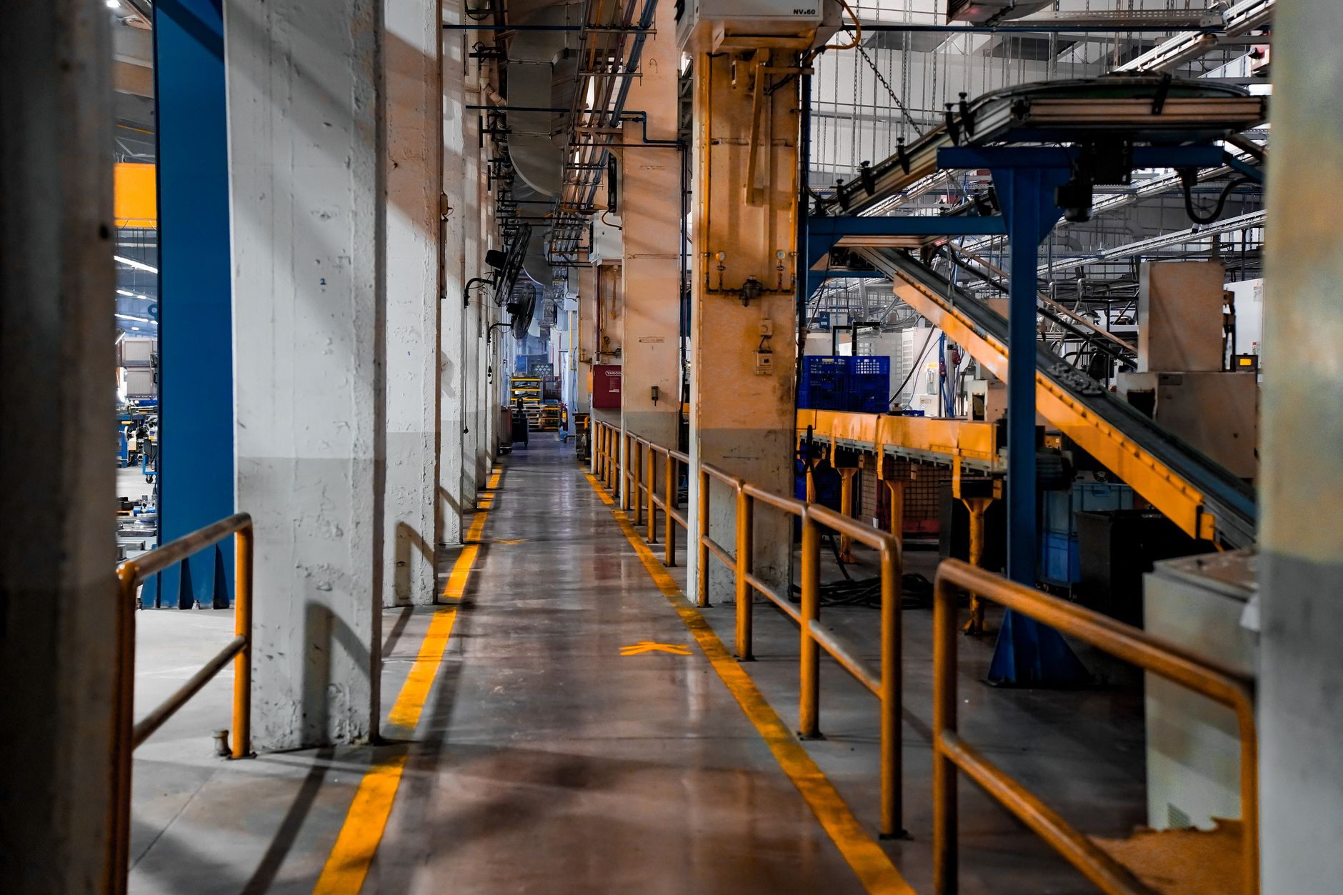 Nowoczesne wnętrze fabryki z liniami produkcyjnymi i taśmociągami