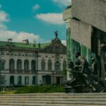 Polskie państwo podziemne fenomen na skalę świata jak zorganizowano tajne struktury i edukację Pomnik Powstania Warszawskiego na tle historycznego budynku w Warszawie