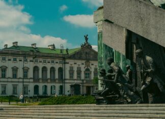 Polskie państwo podziemne fenomen na skalę świata jak zorganizowano tajne struktury i edukację Pomnik Powstania Warszawskiego na tle historycznego budynku w Warszawie