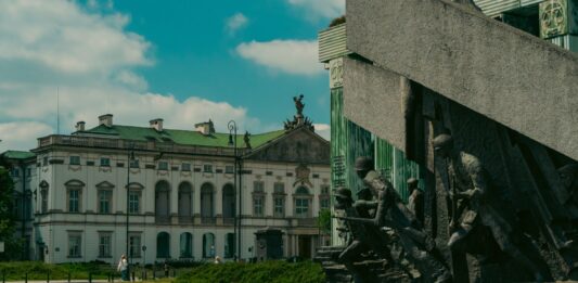 Polskie państwo podziemne fenomen na skalę świata jak zorganizowano tajne struktury i edukację Pomnik Powstania Warszawskiego na tle historycznego budynku w Warszawie