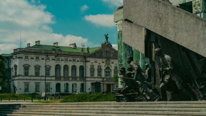 Pomnik Powstania Warszawskiego na tle historycznego budynku w Warszawie