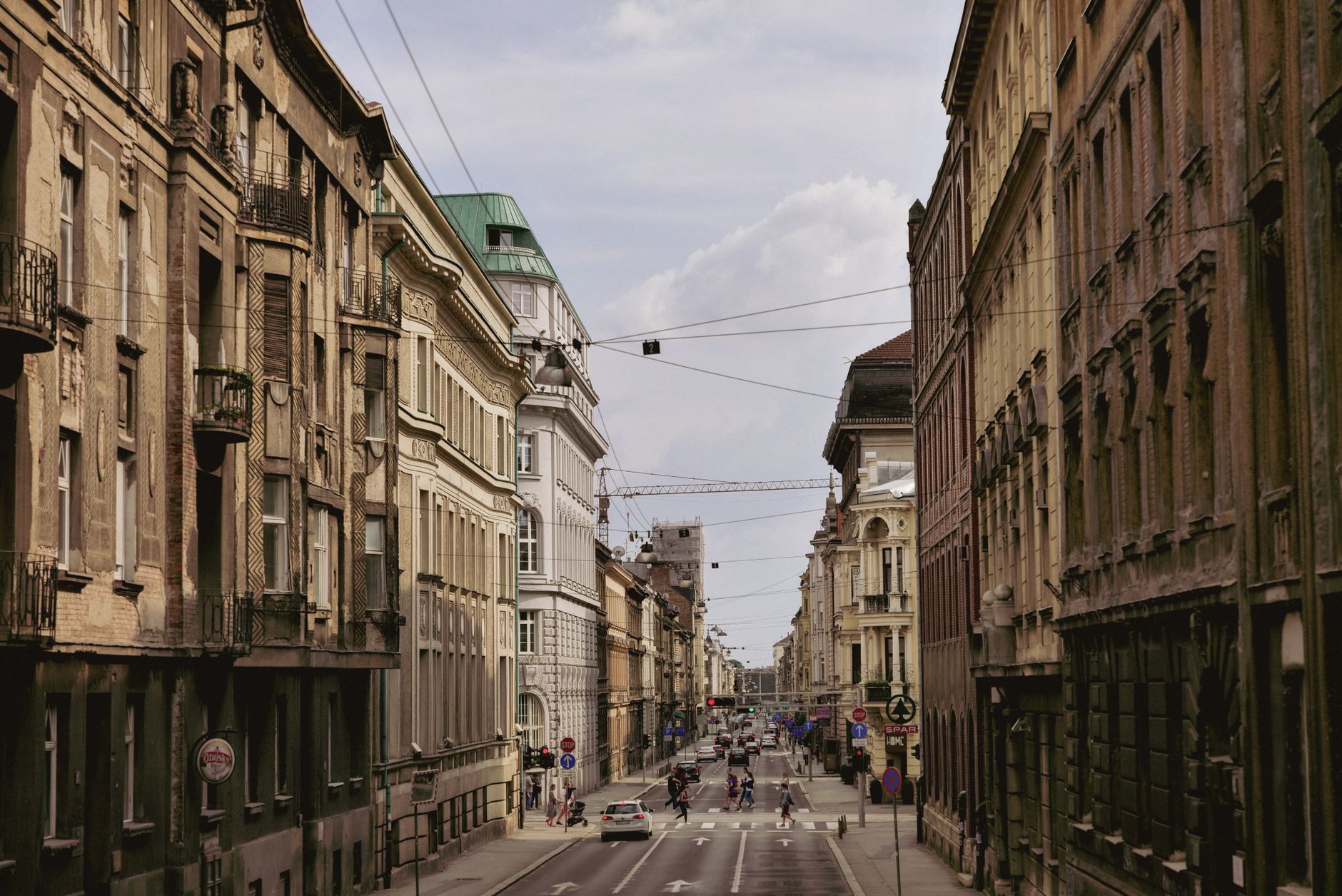 Ruchliwa ulica z historyczną zabudową w centrum europejskiego miasta