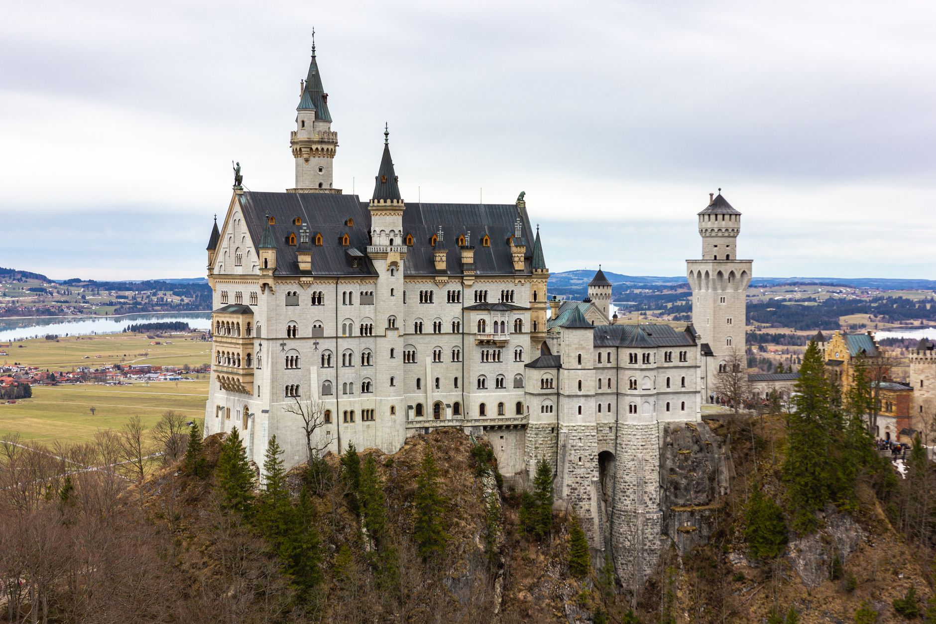 Zamek Neuschwanstein wśród górskich szczytów Bawarii