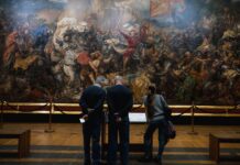 Sienkiewicz a prawdziwa historia: jak „Ku pokrzepieniu serc” wypaczyło nasz obraz XVII‑wiecznej Polski Zwiedzający oglądają wielkie malowidło historycznej bitwy w muzeum