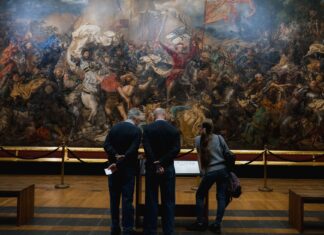 Sienkiewicz a prawdziwa historia: jak „Ku pokrzepieniu serc” wypaczyło nasz obraz XVII‑wiecznej Polski Zwiedzający oglądają wielkie malowidło historycznej bitwy w muzeum