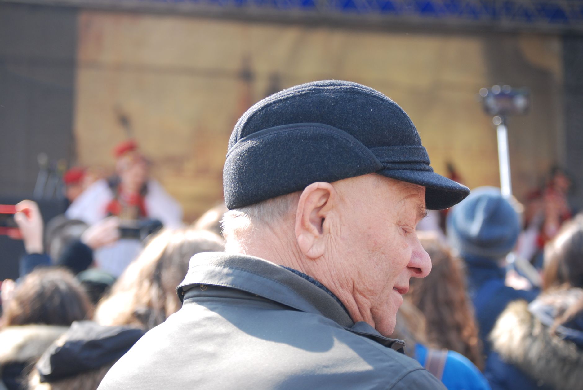 Starszy mężczyzna w kapeluszu na plenerowym festiwalu w Krakowie
