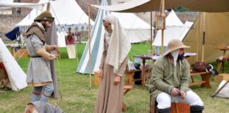 Uczestnicy rekonstrukcji historycznej w strojach średniowiecznych