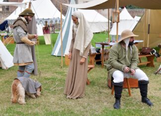 Uczestnicy rekonstrukcji historycznej w strojach średniowiecznych