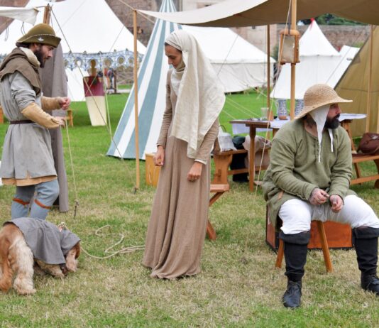 Uczestnicy rekonstrukcji historycznej w strojach średniowiecznych