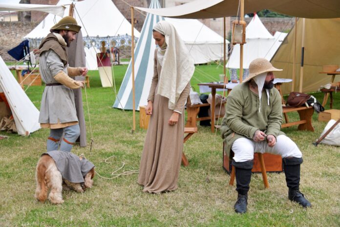 Uczestnicy rekonstrukcji historycznej w strojach średniowiecznych