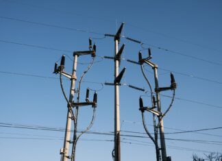 Linie wysokiego napięcia na tle błękitnego nieba