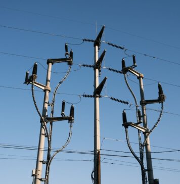 Pole elekcyjne na Woli: jak wyglądał wybór króla krok po kroku? Linie wysokiego napięcia na tle błękitnego nieba