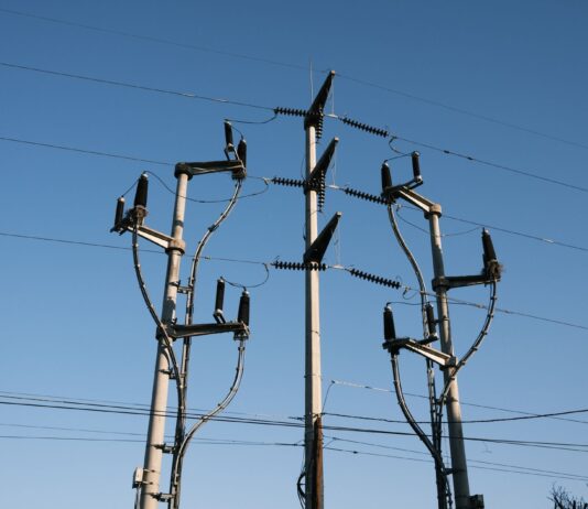 Pole elekcyjne na Woli: jak wyglądał wybór króla krok po kroku? Linie wysokiego napięcia na tle błękitnego nieba