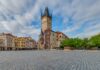 Rynek Staromiejski w Pradze z ratuszem i zabytkowymi kamienicami