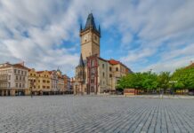 Rynek Staromiejski w Pradze z ratuszem i zabytkowymi kamienicami