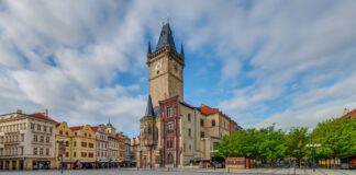 Rynek Staromiejski w Pradze z ratuszem i zabytkowymi kamienicami