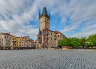 Rynek Staromiejski w Pradze z ratuszem i zabytkowymi kamienicami