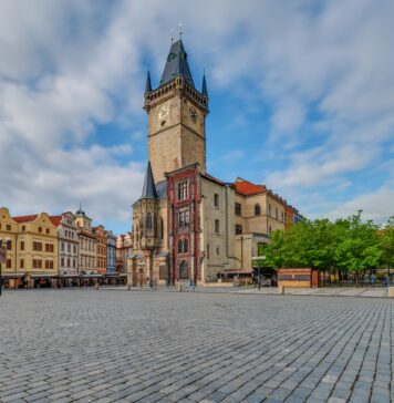 Kaszubskie „polskie Ateny”. Gdzie naprawdę biło serce regionalnej kultury? Rynek Staromiejski w Pradze z ratuszem i zabytkowymi kamienicami