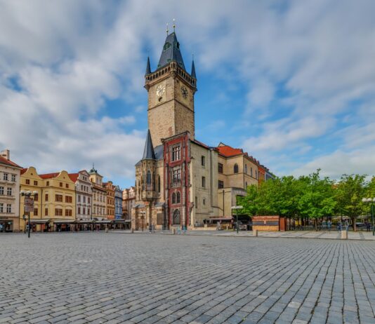 Rynek Staromiejski w Pradze z ratuszem i zabytkowymi kamienicami