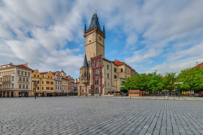 Rynek Staromiejski w Pradze z ratuszem i zabytkowymi kamienicami Rynek Staromiejski w Pradze z ratuszem i zabytkowymi kamienicami