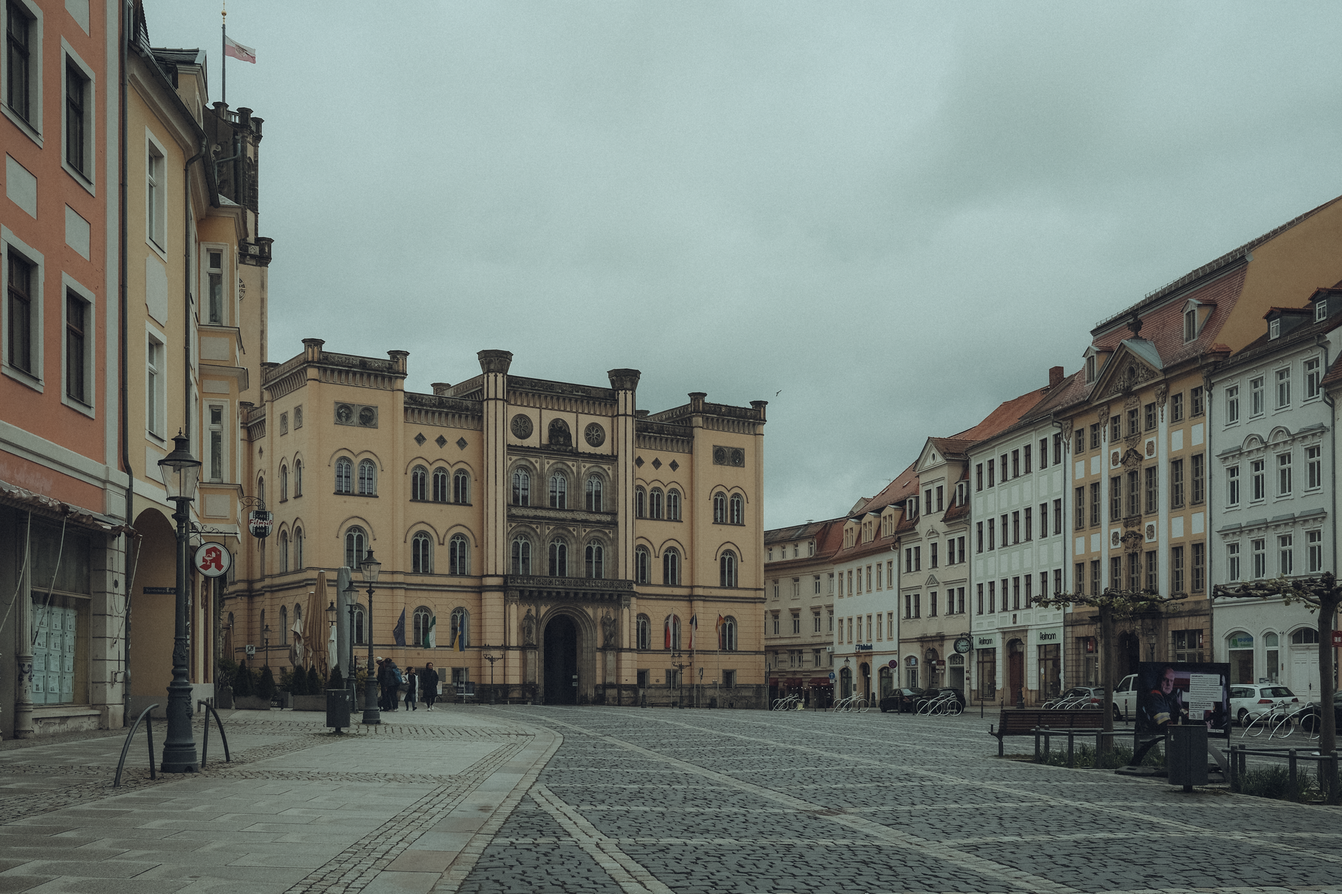 Zabytkowy europejski rynek z kamienicami pod zachmurzonym niebem