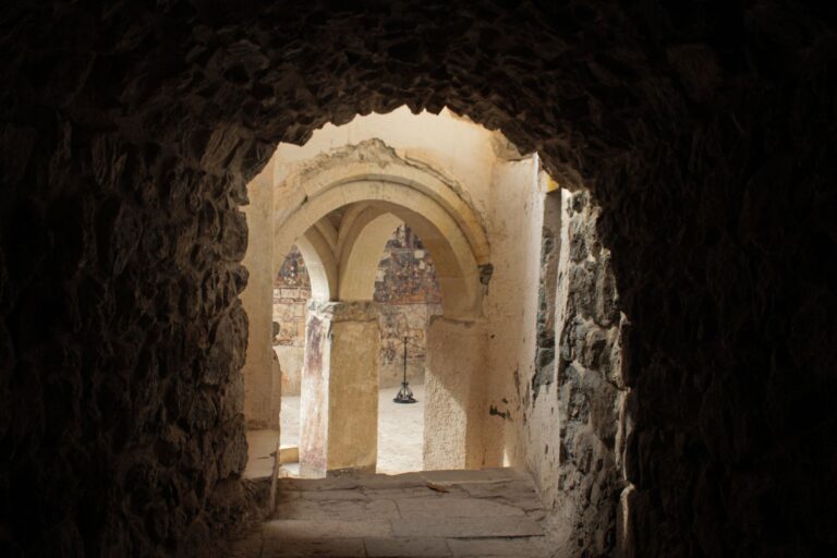 Kamienne arkady zabytkowej architektury w Altındere w Trabzonie